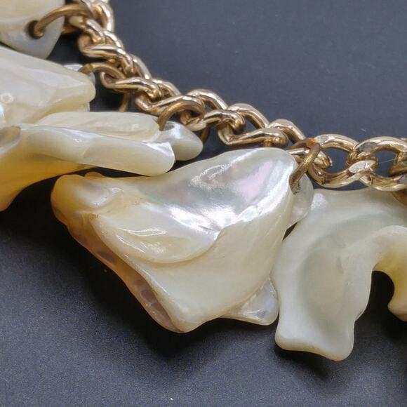Vintage Mother of Pearl MOP Shell Bracelet, Gold Tone Chain, 8 Inches, 1950s - Picture 4 of 14